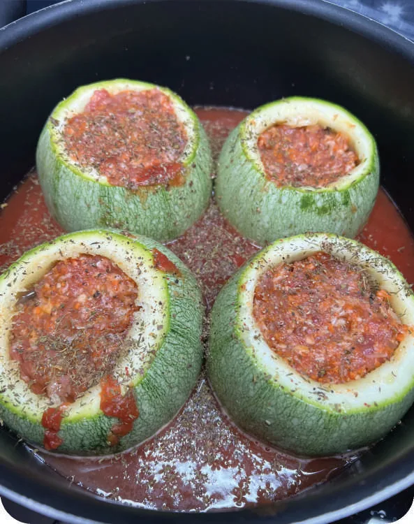 Dovlecel Umplut cu Carne — în timpul preparării