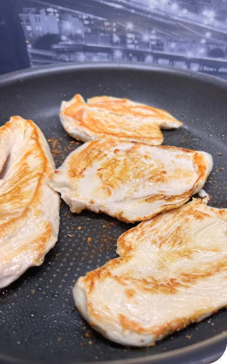 Piept de Pui cu Ciuperci Pleurotus — în timpul preparării